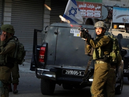 المستوطنون وجنود الاحتلال يعتدون على الفلسطينيين بقلقيلية ونابلس
