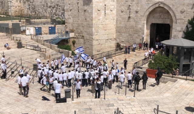 الاحتلال يفرغ منطقة باب العامود من الفلسطينيين لتأمين مسيرة الأعلام
