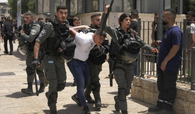 الاحتلال يتعمد التنكيل بالفلسطينيين خلال اعتقالهم