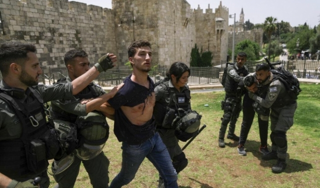 اعتقال 9 مقدسيين وإجراءات مشددة للاحتلال بباب العامود
