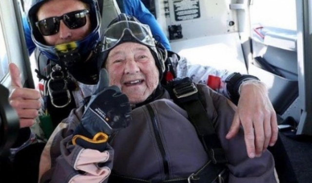 مسنّة سويدية عمرها 103 أعوام تحطم رقما قياسيا بقفز المظلة