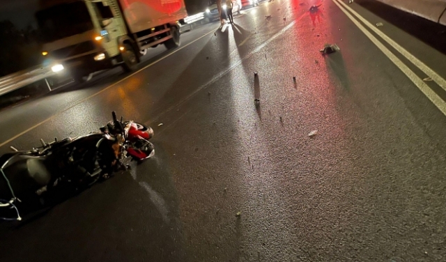 مصرع سائق دراجة نارية بحادث طرق وسط البلاد