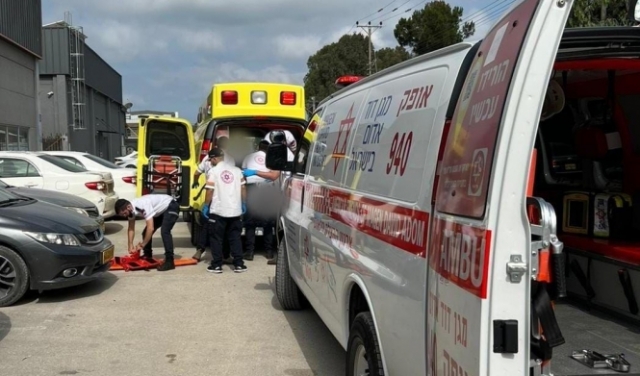 إصابة بالغة الخطورة لعامل سقط عليه جسم ثقيل قرب حيفا