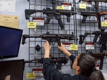 حاكمة نيويورك تفرض حزمة إجراءات على مشتري الأسلحة