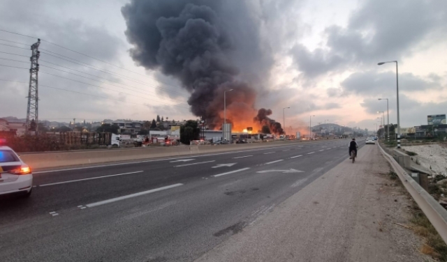 حريق بمصنع يغلق شارع وادي عارة