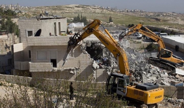 الاحتلال يهدم 4 شقق سكنية في بيت جالا