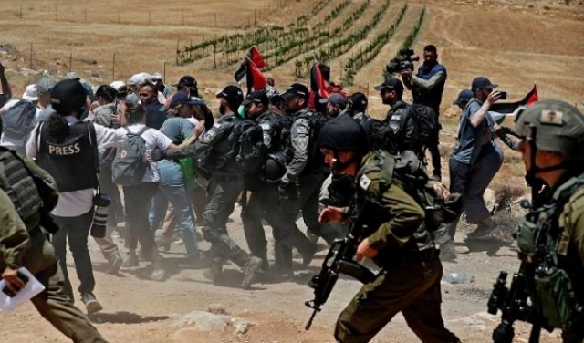 عشرات الإصابات في اعتداءات الاحتلال والمستوطنين بالضفة