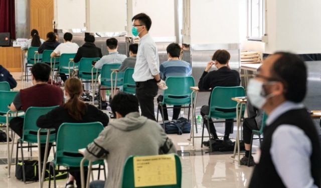 سلطات هونغ كونغ تفرض على المدرّسين الأجانب الولاء لدستور المدينة