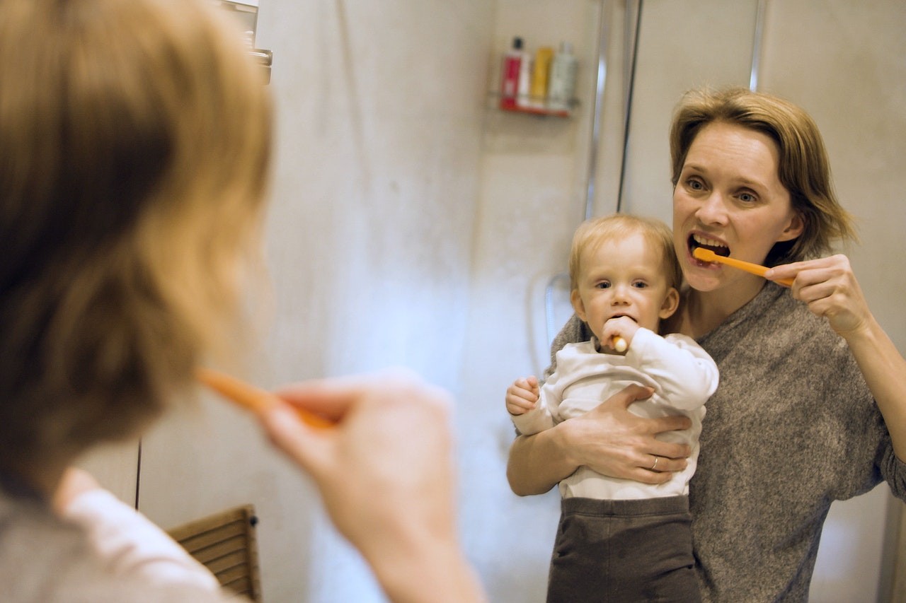متى نبدأ بتنظيف أسنان الطفل؟ 