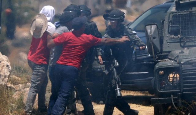 الاحتلال يعتقل شابين وطفلين ويقطع طرقات فرعية أمام الفلسطينيين