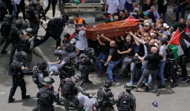 تحقيق شرطة الاحتلال: الاعتداء على  جنازة الشهيدة أبو عاقلة كان ضروريا
