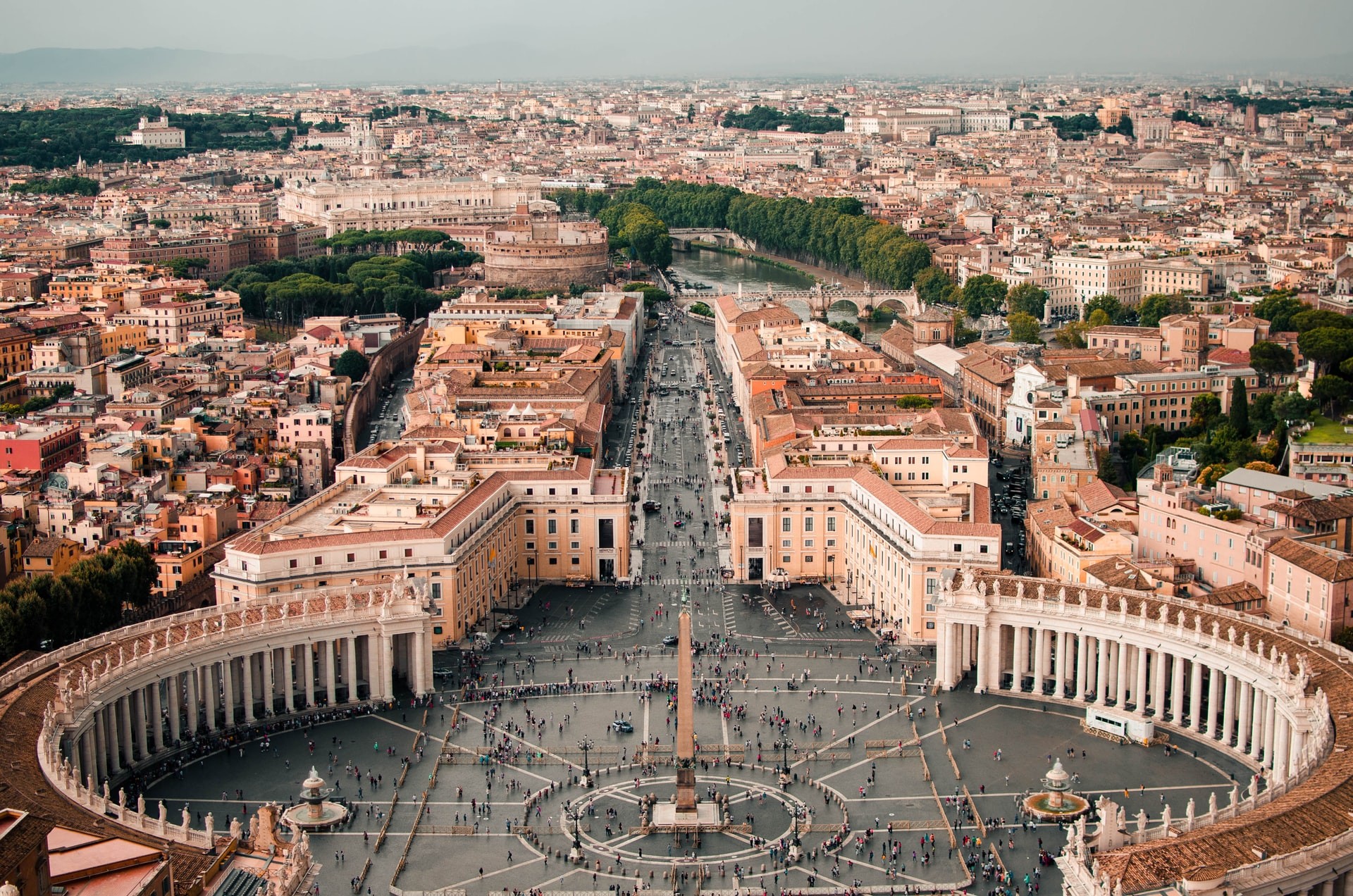 تقع مدينة الفاتيكان في روما