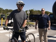 فيديو: بايدن يسقط أرضا خلال ركوبه دراجة هوائية