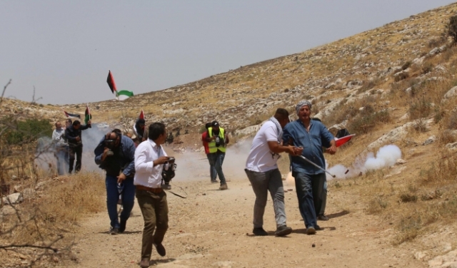 المستوطنون وجنود الاحتلال يمنعون فلسطينيين من الوصول إلى أراضيهم