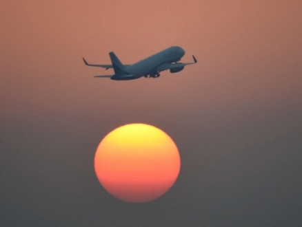 ما العلاقة بين ارتفاع أسعار تذاكر الطيران وتغيّر المناخ؟