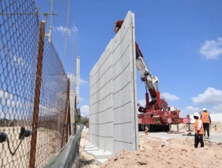 الاحتلال يبدأ بناء مقطع بجدار الفصل العنصري في شمال الضفة