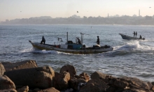 الاحتلال يواصل مطاردة مراكب الصيادين في بحر غزة