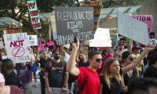 بعد قرار المحكمة الأميركية العليا: ولايات تمنع الإجهاض واحتجاجات واسعة