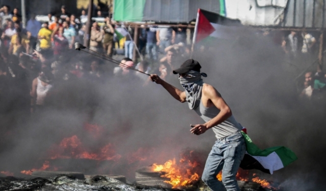 استطلاع: الفلسطينيون يؤيدون الانتفاضة والعمليات المسلحة  