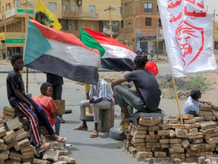 السودان: البرهان يعلن انسحاب المؤسسة العسكرية من الحوار وحلّ مجلس السيادة بعد تشكيل حكومة