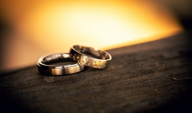 خاتم الزواج والبنصر الأيسر