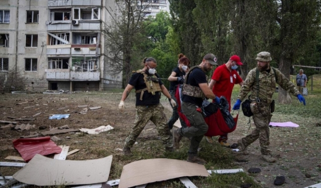 قتلى وجرحى بضربة روسية استهدفت مبنى بشرق أوكرانيا  