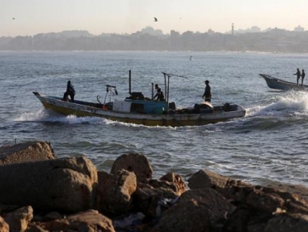 الاحتلال يستهدف الأراضي الزراعية ومراكب الصيادين في غزة