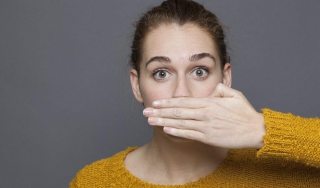 مشكلة رائحة الفم الكريهة وحلولها