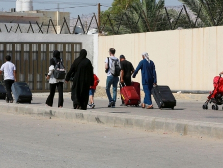 اكتظاظ وأزمة على معبر جسر الملك حسين.. طوابير وساعات من الانتظار