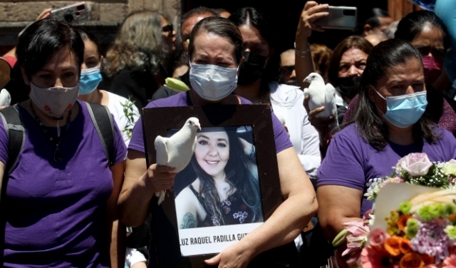 المكسيك: متظاهرات يطالبن بالعدالة إثر إحراق ناشطة