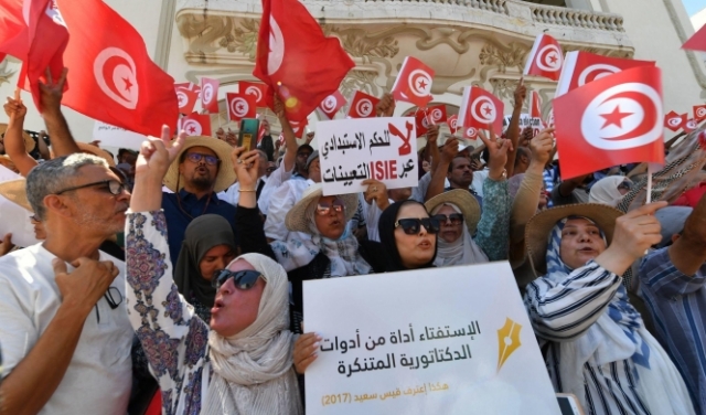 احتجاجات واسعة في تونس رفضا لدستور سعيّد