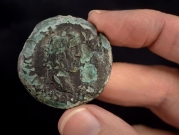 حيفا: العثور على عملة برونزية رومانية نادرة تعود إلى ما قبل 1850 عامًا