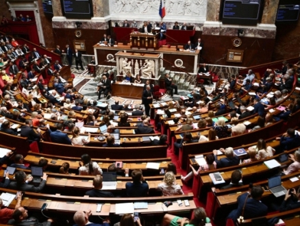جدل وانقسام في البرلمان الفرنسي على "ربطات العنق"