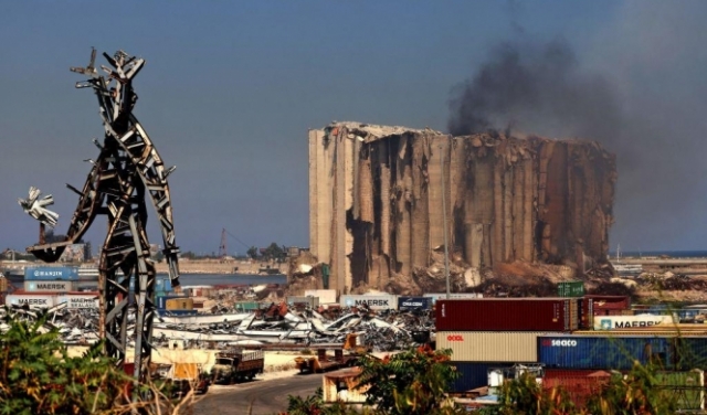 انهيار أجزاء من إهراءات مرفأ بيروت المتضررة من جراء الانفجار 