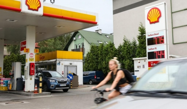 خفض أسعار الوقود في البلاد فجر الإثنين