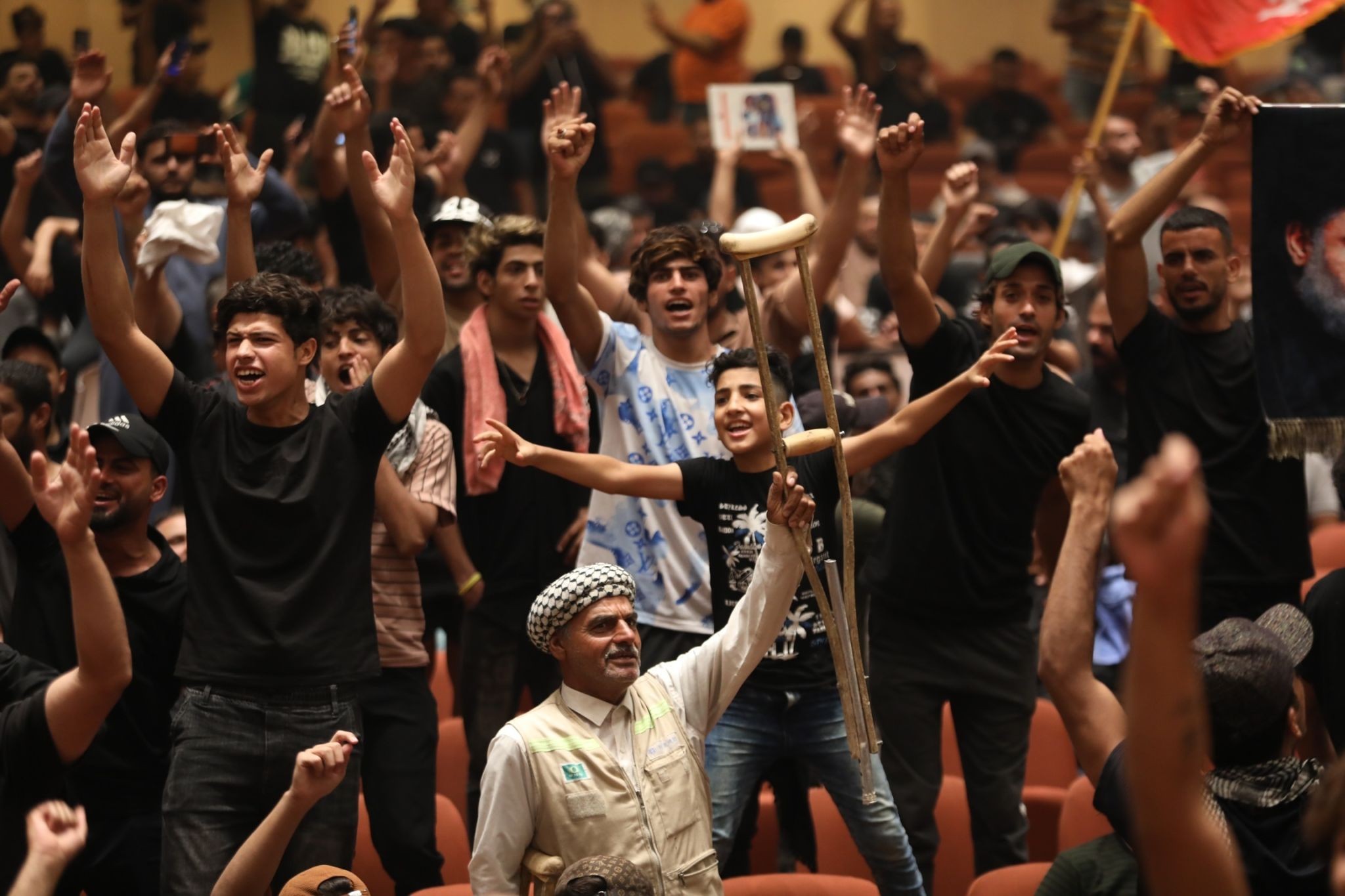 العراق: الصدر يدعو إلى توسيع الاحتجاجات مع استمرار اعتصام مناصريه في  البرلمان