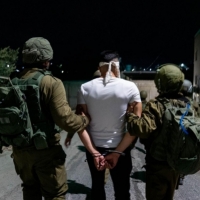 اقتحامات واعتقالات طالت 22 فلسطينيا بالضفة