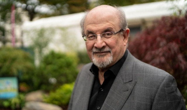 الكاتب البريطاني سلمان رشدي يخضع للتنفس الاصطناعي وإدانات دولية لمحاولة قتله