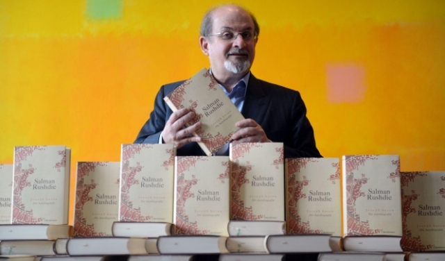 بعد تعرضه للطعن: إقبال واسع على روايات الكاتب سلمان رشدي