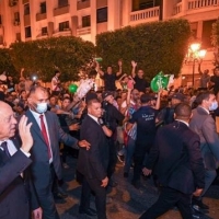 الرئيس التونسي يوقع الدستور الجديد والمعارضة تصفه بـ"الانقلاب"