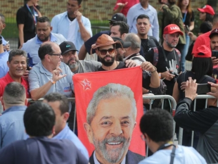 استطلاع في البرازيل: لولا يواصل تصدر سباق الرئاسة وبولسونارو يقلص الفارق
