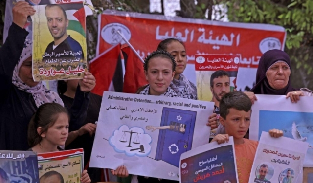 الحركة الأسيرة تُصعّد احتجاجاتها: حل الهيئات التنظيمية في سجون الاحتلال الأحد
