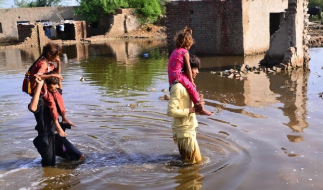 ارتفاع ضحايا الفيضانات في باكستان إلى 1138 والأمم المتحدة تطلب 160 مليون دولار للمساعدة