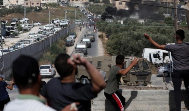مواجهات واعتقالات بالضفة واستهداف حافلة للمستوطنين قرب نابلس