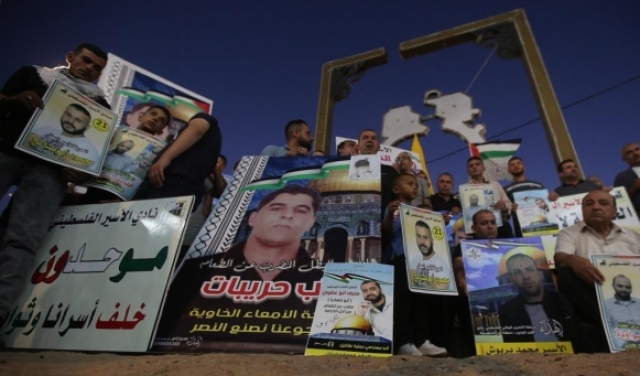 معتقلان شقيقان يواصلان الإضراب عن الطعام