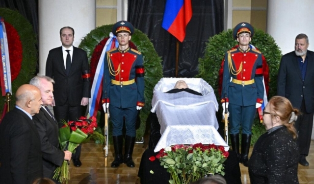   الروس يودعون غورباتشيف وبوتين يغيب عن الجنازة