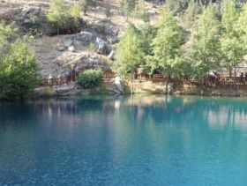 "البحيرة الغامضة" تستقطب السياح جنوبي تركيا