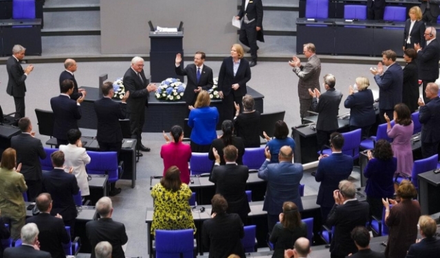 أمام البرلمان الألماني: هرتسوغ يدعي أن إسرائيل تتطلع للسلام 