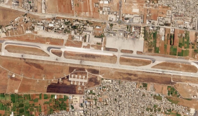 صور تظهر ثلاث حفر كبيرة بمطار حلب جراء هجوم إسرائيلي