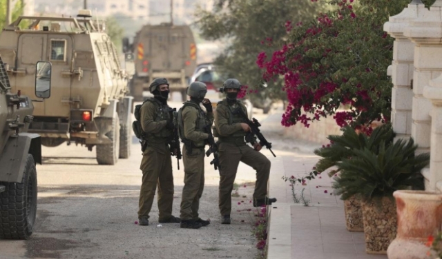 الشاباك يعتقل فلسطينيين بزعم الضلوع في عمليات إطلاق نار بالضفة